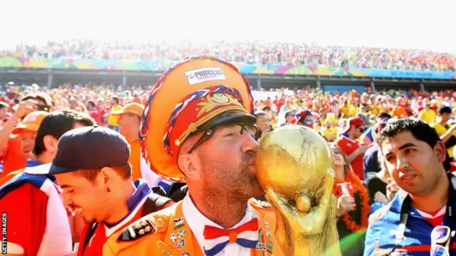 Dutch fan kisses World Cup