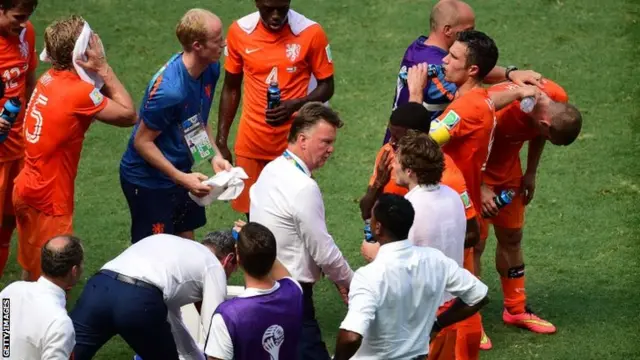 Dutch players have a drinks break