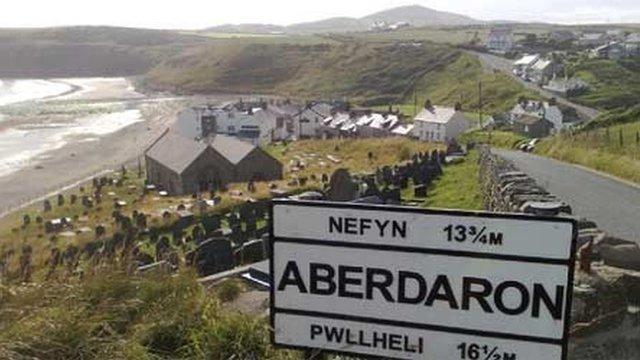 Arwydd ffordd wrth ddod mewn i Aberdaron