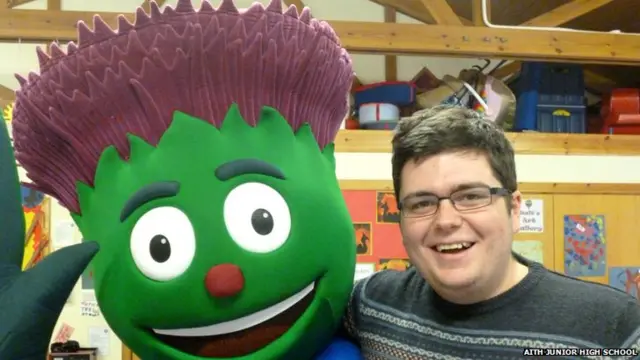 Commonwealth Games mascot Clyde poses with Richie Summers