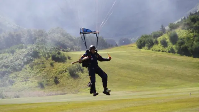 baton parachute