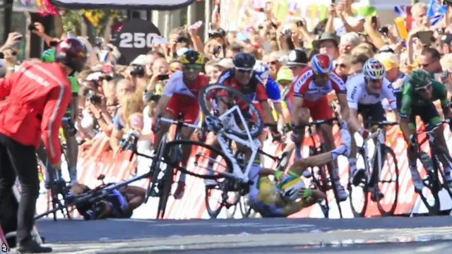 Mark Cavendish crashes