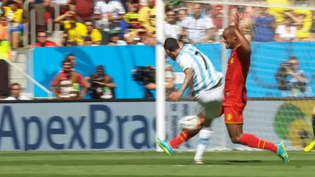 Vincent Kompany blocks Angel Di Maria