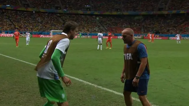 Tim Krul warms up