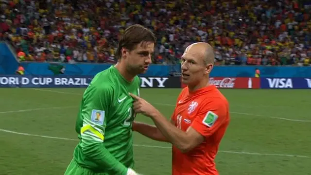 Tim Krul chats to Arjen Robben