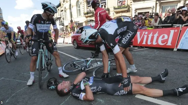 Mark Cavendish after his crash