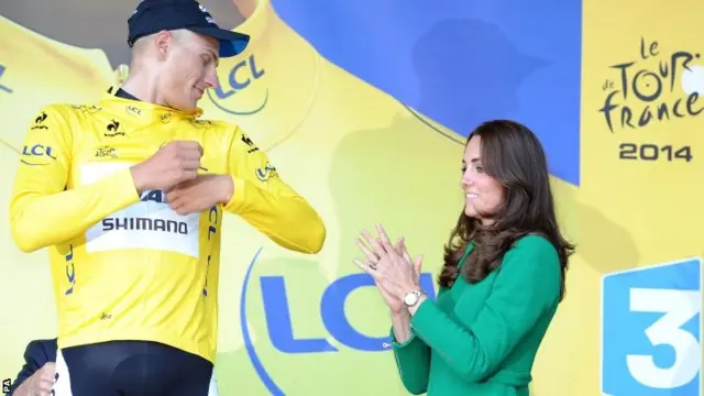 Marcel Kittel receives the yellow jersey from the Duchess of Cambridge