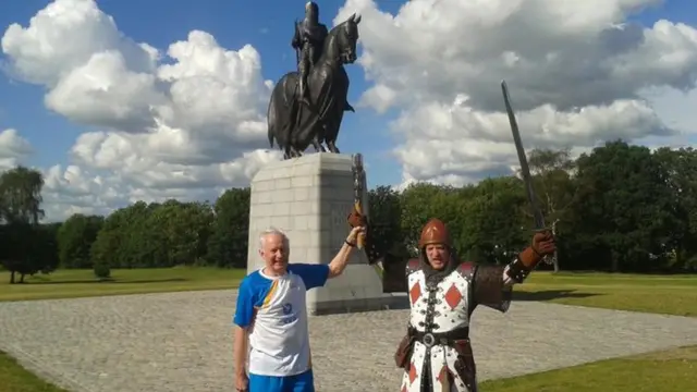 Allan Alstead at the statue of Robert the Bruce