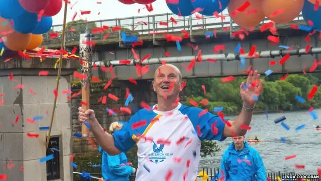 Fred MacAulay with the Queen's Baton in Perth