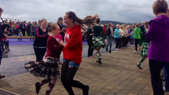 An "Orcadian Strip The Willow" has broken out in Daliburgh school grounds accompanied by a piper.