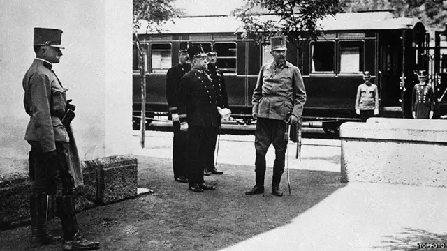 Archduke Franz Ferdinand and Sophie arrive at Sarajevo train station