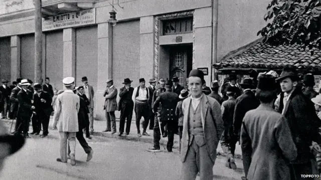 Crowds on Appel Quay after assassination attempt on Archduke Franz Ferdinand