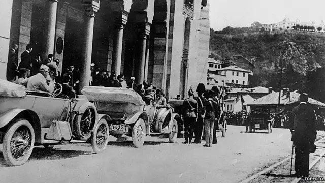 Franz Ferdinand and Sophie arrive at Sarajevo town hall