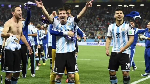 Lionel Messi (centre)