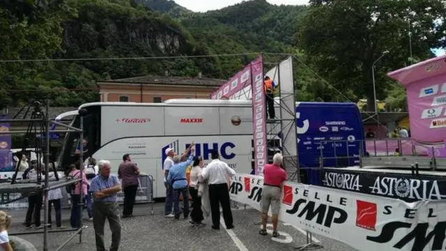 United Healthcare bus gets stuck at the finish