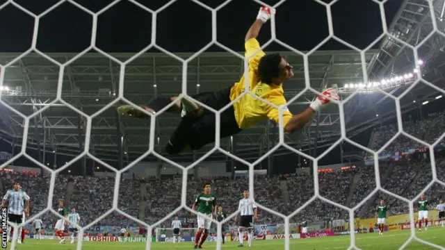 Maxi Rodriguez scores in 2006