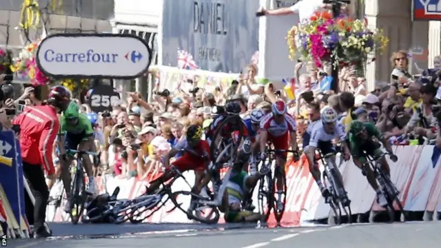 Simon Gerrans crashes on stage one