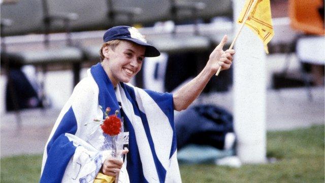 Liz McColgan celebrating after victory in the 10,000m at the 1986 Commonwealth Games