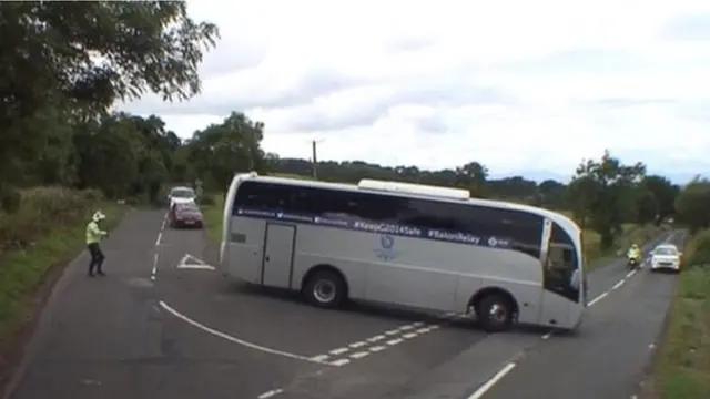 Baton relay bus