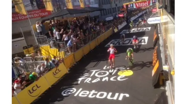 Alexander Kristoff (red and white jersey) wins stage 12