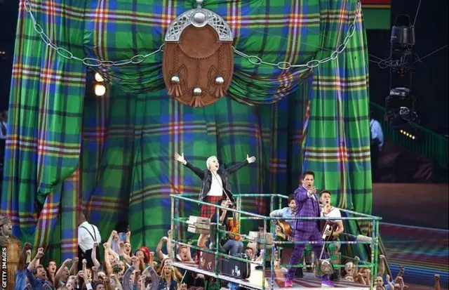 Singers Karen Dunbar and John Barrowman perform