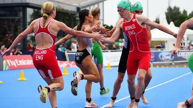 Vicky Holland of England hands over to Jonathan Brownlee