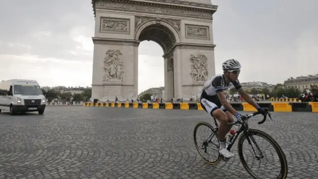 China's Cheng Ji passes the Arc de Triomphe