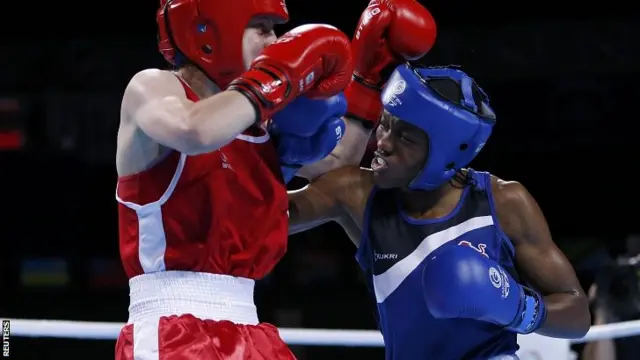 Nicola Adams of England (R) and Michaela Walsh of Northern Ireland