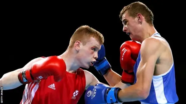 Charlie Flynn (L) of Scotland competes against Joe Fitzpatrick