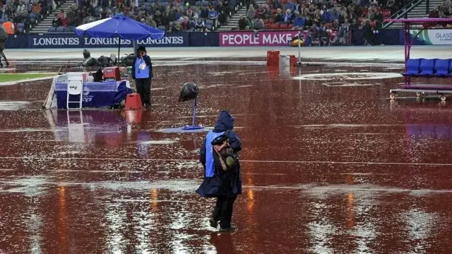 Heavy rain falls at Hampden Park