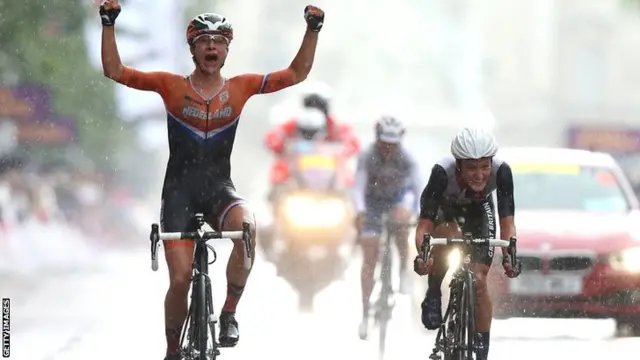 Lizzie Armitstead wins silver