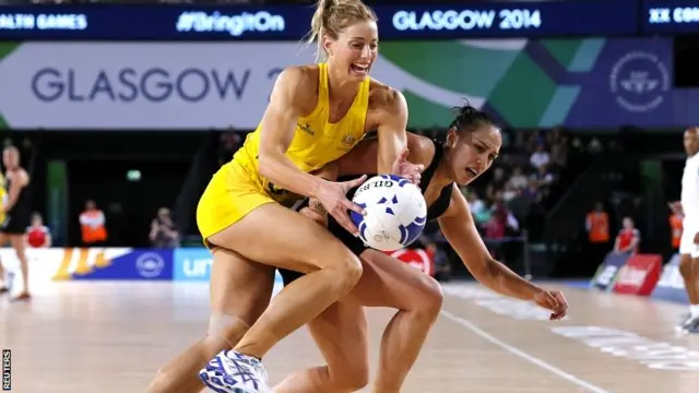 Australia"s Laura Geitz (L) challenges New Zealand"s Maria Tutaia