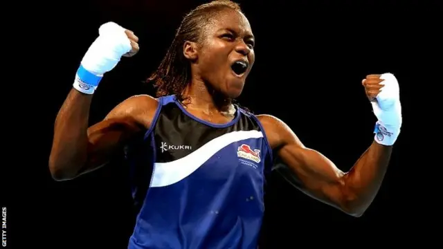 Nicola Adams (R) of England celebrates winning the gold medal against Michaela Walsh of Northern Ireland