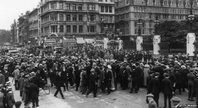 Crowds gather outside the House of Commons