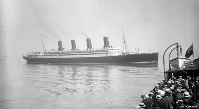 An ocean liner arrives in Britain