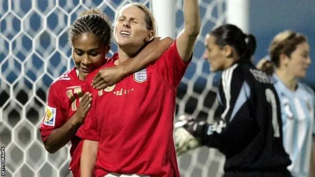 Kelly Smith (centre)