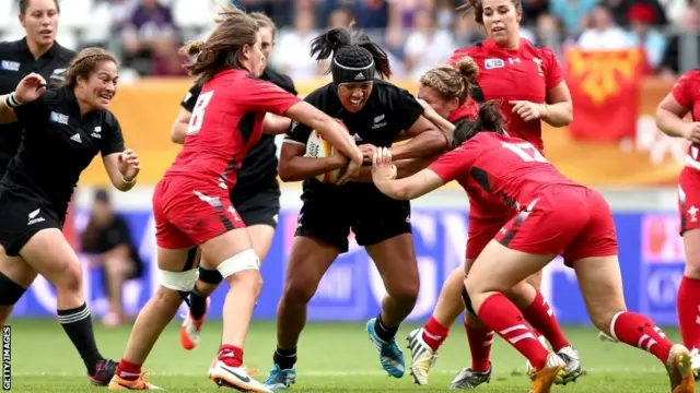 Linda Itunu of New Zealand (centre) is tackled by Sioned Harries and Rebecca De Filippo of Wales