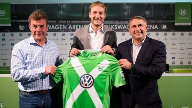 Nicklas Bendtner (centre)