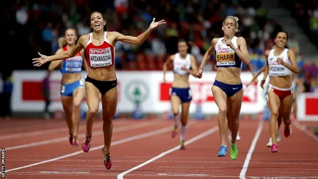 Maryna Arzamasova of Belarus sprints down the final straight ahead of Lynsey Sharp of Britain