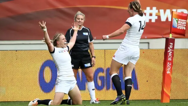 Danielle Waterman scores England's first try on 31 minutes