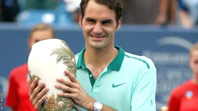 Roger Federer celebrates his title in Cincinnati