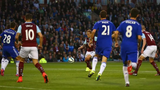 Scott Arfield scores for Burnley