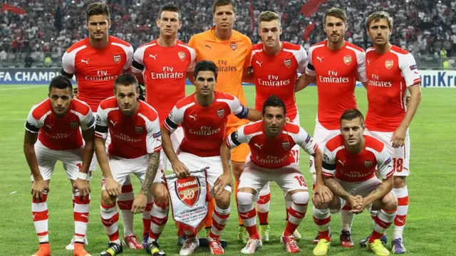 Arsenal line-up on the pitch ahead of kick-off with Besiktas