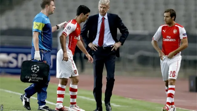 Mikel Arteta leaves the pitch with an injury