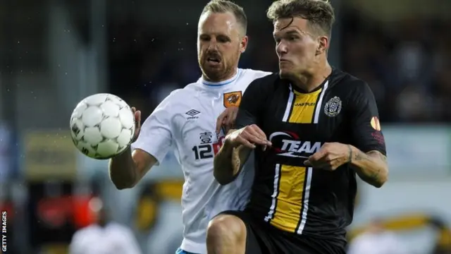 Hull"s player David Meyler and Lokeren's player Alexander Scholz vie for the ball