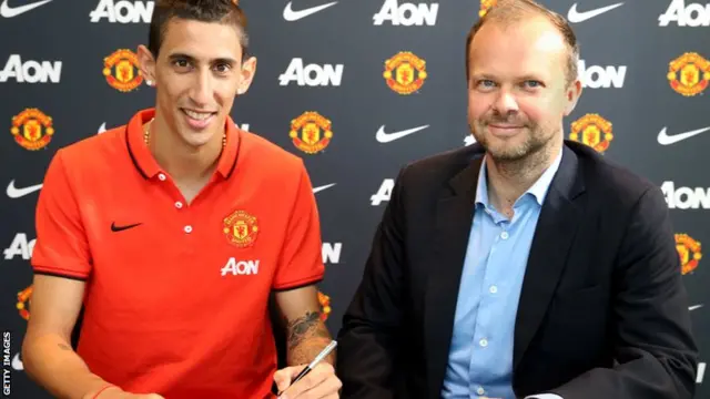 Angel Di Maria signs for Manchester United