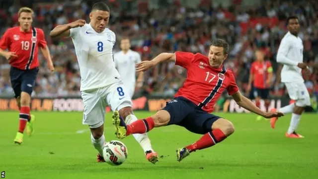 Alex Oxlade-Chamberlain and Norway's Martin Linnes battle