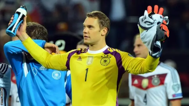 Manuel Neuer thanks the fans