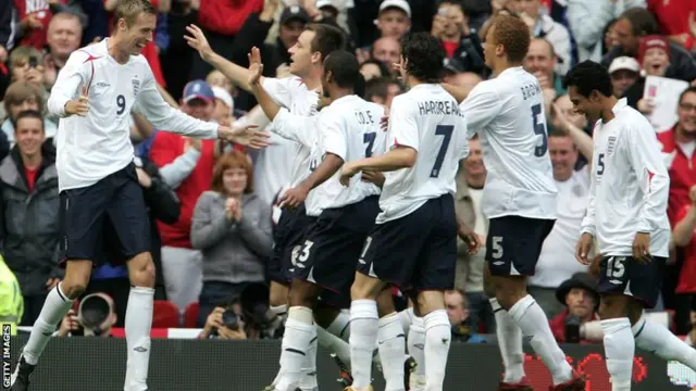 Peter Crouch celebrates against Andorra in 2006