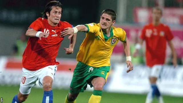 Tomas Rosicky attempts to pass Carl Robinson of Wales